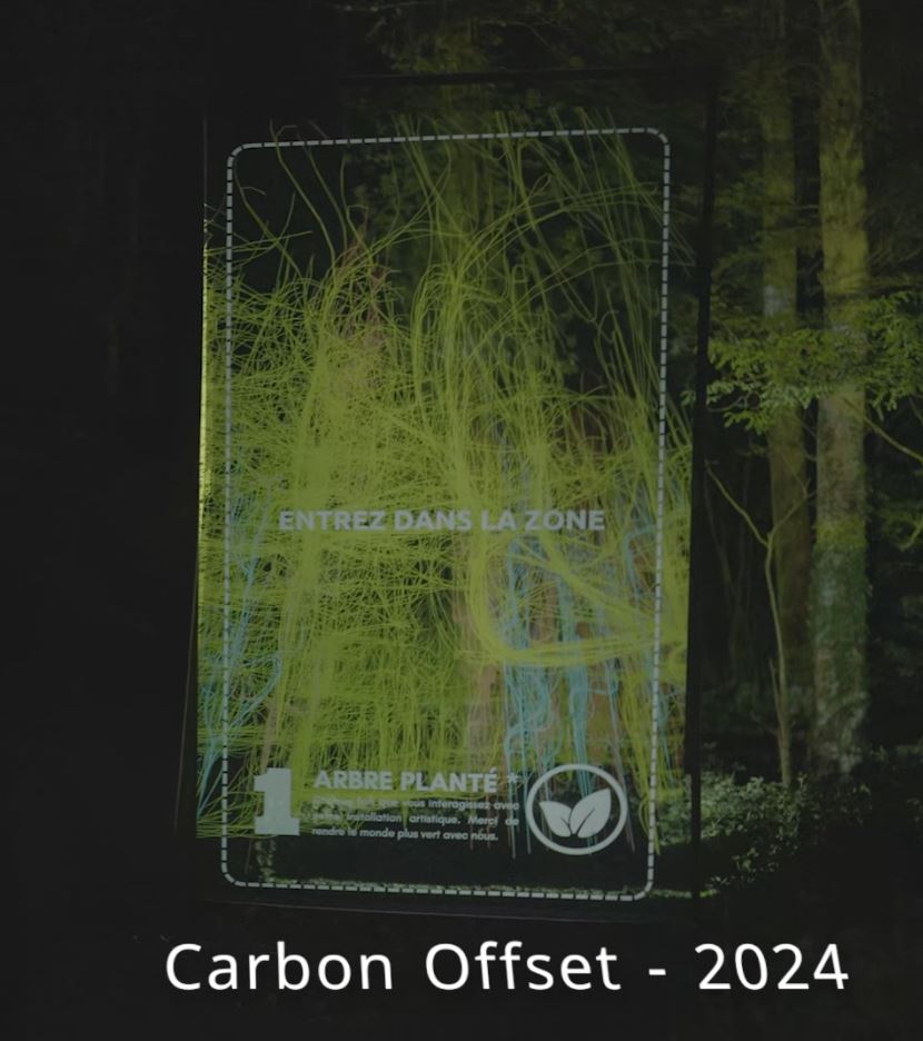 Carbon Offset — écran holographique en forêt