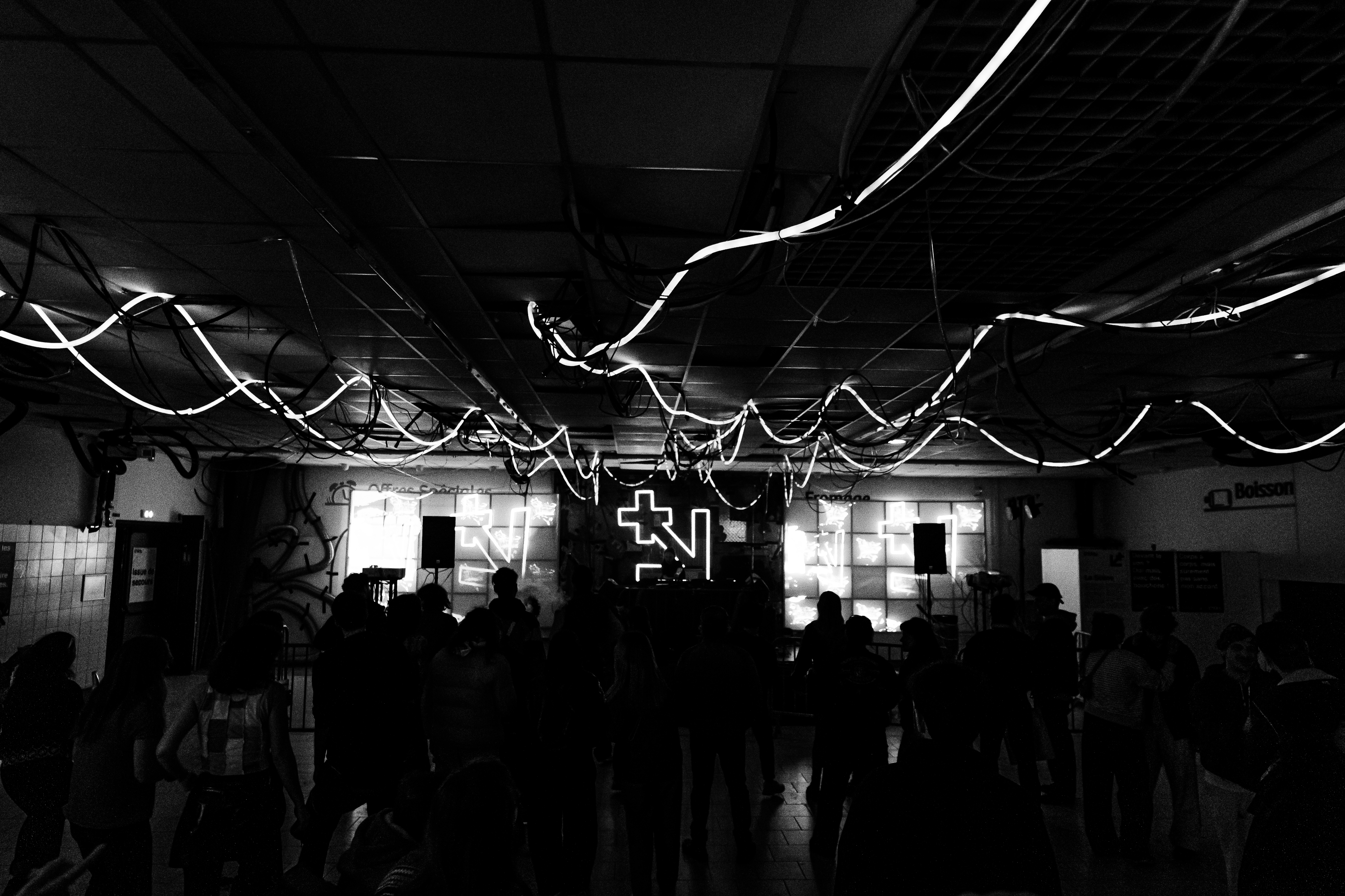 GYA #2 — salle avec tubes LED et logo néon
