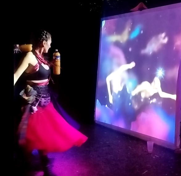 LVX-1 — danseuse devant la projection