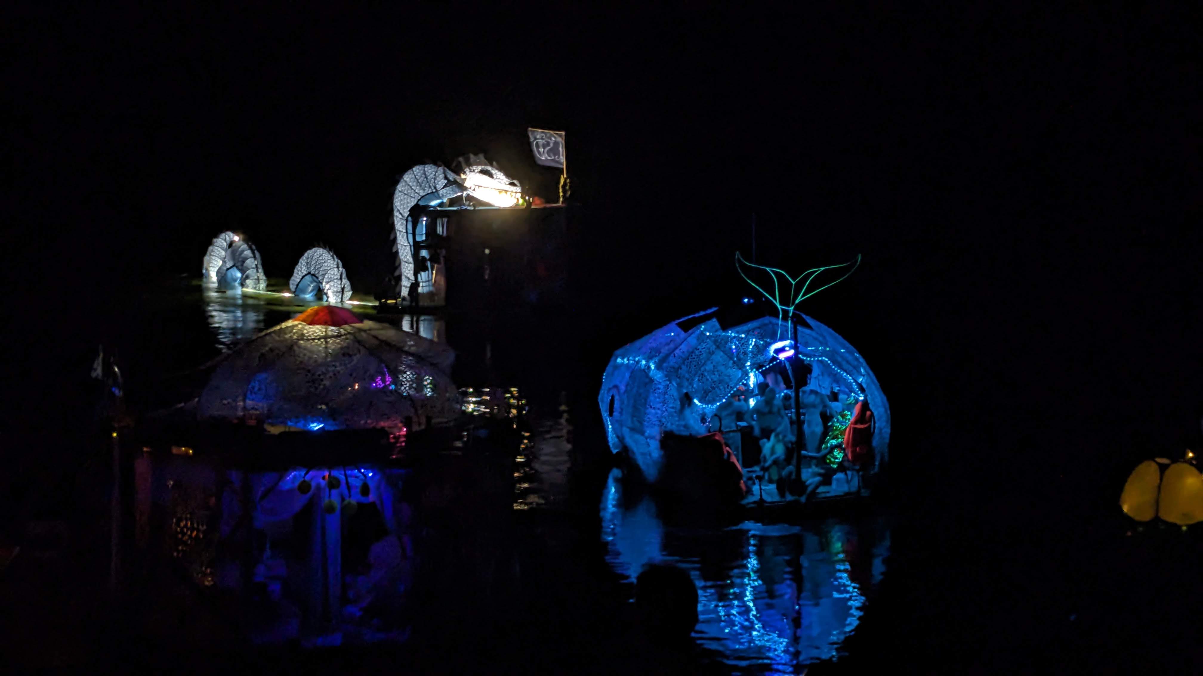 Tutto Blu — radeaux sur le lac de nuit