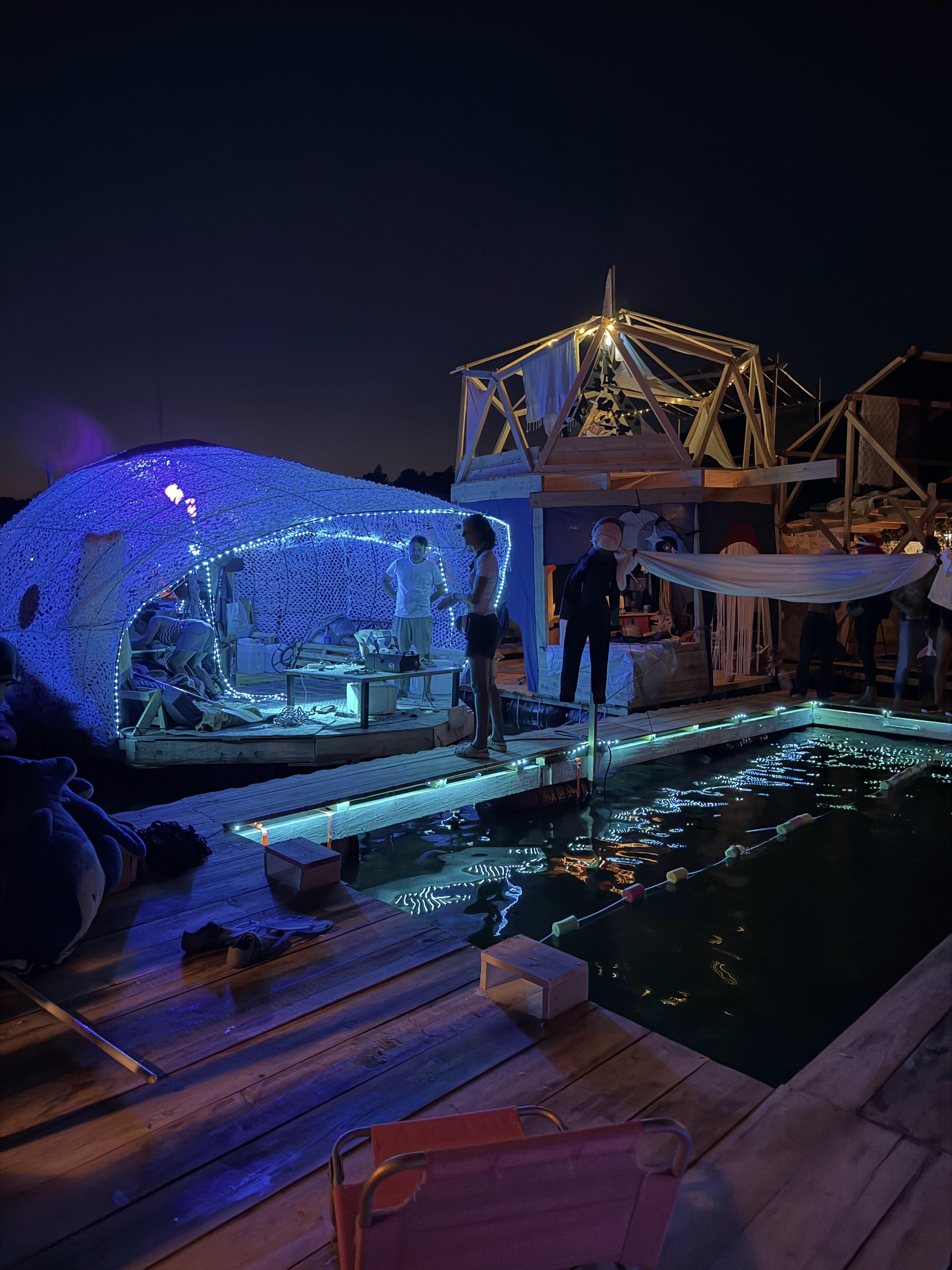 Balena Blu — plateforme et village flottant de nuit